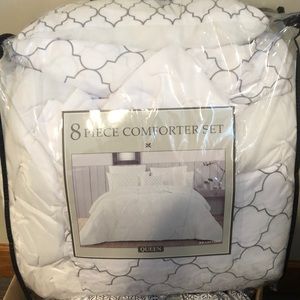 Queen sized comforter set